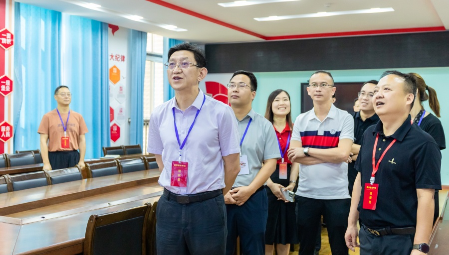 
                                    凌永航深入中考考点巡考