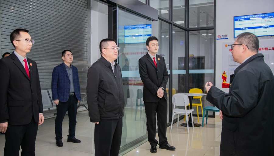 苟军调研区法院工作情况