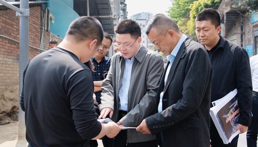 
                                    苟军强调：以攻坚姿态破解难题 以实干实效回应群众期盼 让城市在有机更新中焕发新活力