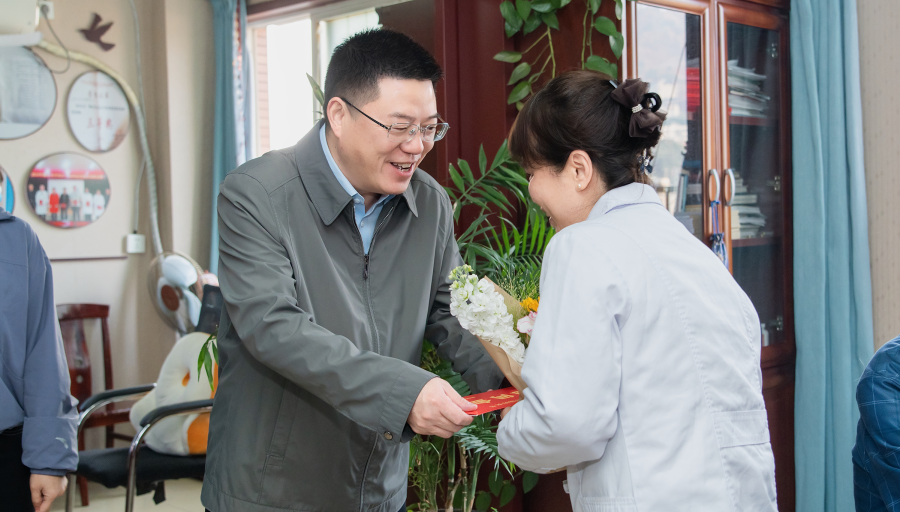 苟军开展“三八”国际劳动妇女节走访慰问活动 向全区广大妇女同胞致以节日的问候和美好的祝愿