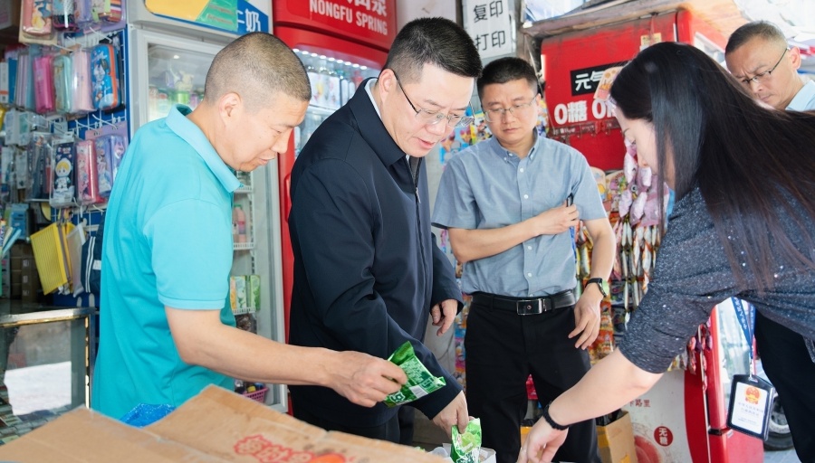 苟军强调：要时刻绷紧食品安全这根弦 全面排查整治各类风险隐患 切实守护好人民群众“舌尖上的安全”