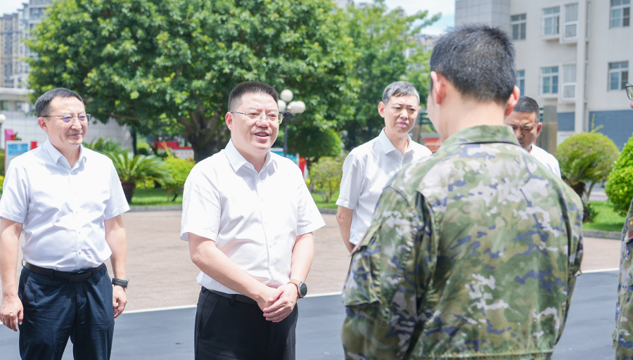 
                                    苟军率队走访慰问驻区部队