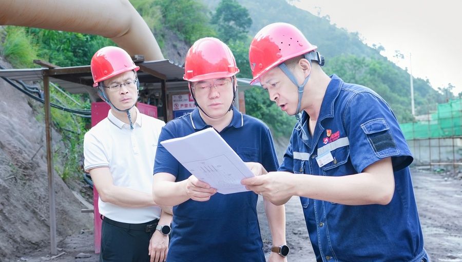 苟军调研重点工业项目建设和安全生产工作情况
